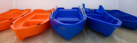 تم تحميل 600 قارب بلاستيكي في حاويات وهي جاهزة للشحن