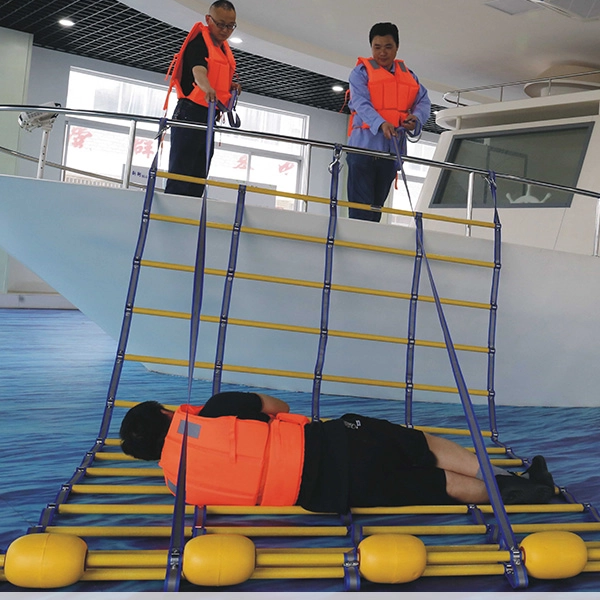 ما هي المهارات التي يجب أن يتمتع بها المنقذ عند استخدام مغرفة إنقاذ بحرية؟