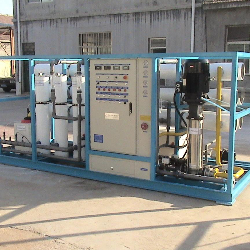 معدات تحلية مياه البحر بالتناضح العكسي (RO).